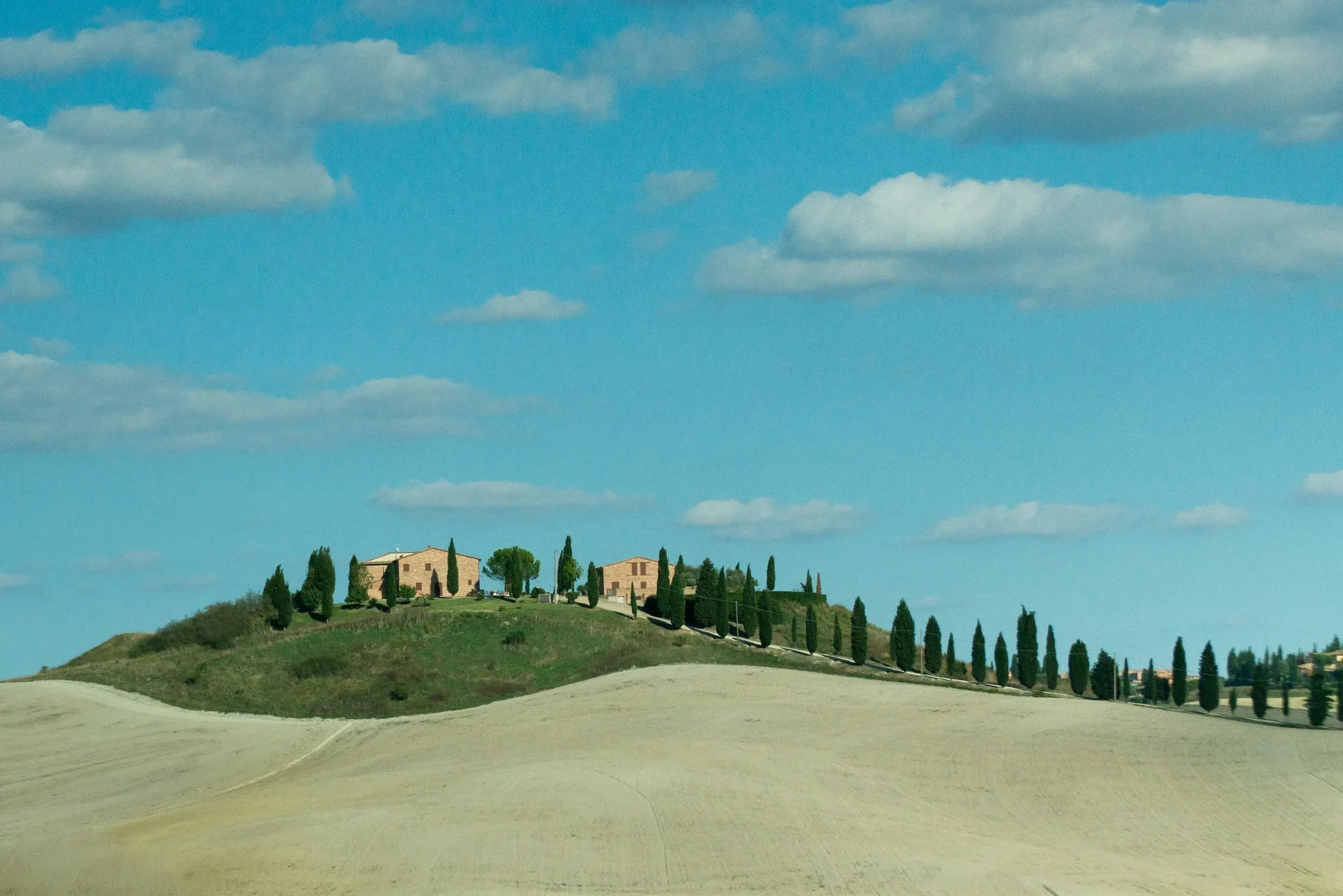 Vista panoramica delle colline toscane con una villa in primo piano
